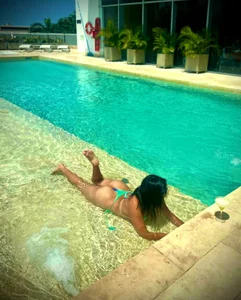 POOL DAY 😎☀️ od zoey-fox  2 snímek