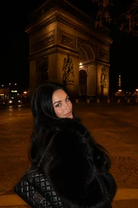 Elegance isn’t about being noticed, it’s about being remembered. ✨ de ParisianDoll Foto 7