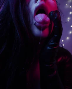 Look at me and worship me🖤 de GothicKiraVex  7 Imagens