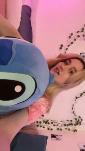 me w my toy ^^ de AnnikaPrincess Foto 3