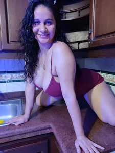 Sharon-Hot77s PHOTOS IN THE KITCHEN sexfoto 4