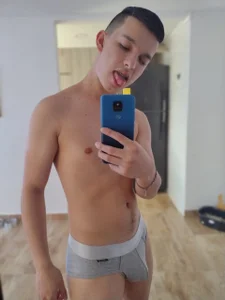 Angel-Twink: Public ( 3 фото)