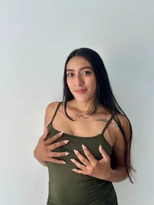 Kiara_Skinny Public Gambar