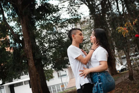 NickandAbby_ Between laughs and leaves in the wind, we find our paradise Billede