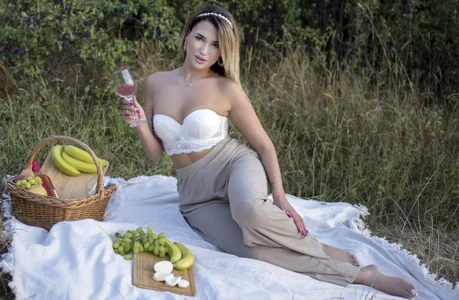 VickyDiamondd Picnic time, I bring the wine Pic 8