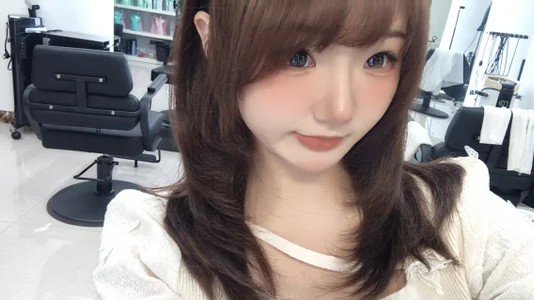 momo-5952 新发型和新美甲 圖片