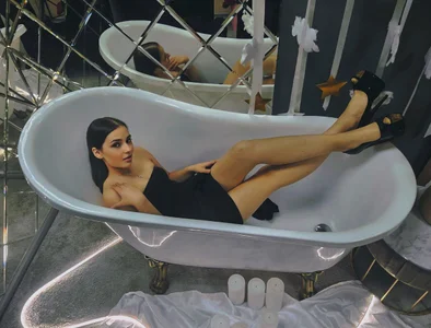 hot brunette od DianaHeath  2 snímek