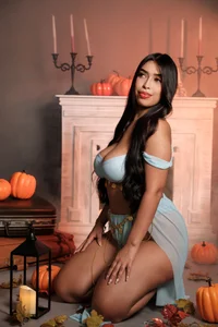 ScarlettCollins_ Trick or treat? 👻👑 사진 2