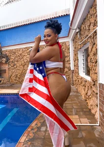 Madison-Diaz Celebrate my curves... Happy 4th JULY ♥️💙 Foto 3
