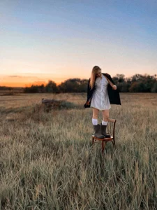 There’s wind in the field, and peace in my mind☀ de LissaTelor  photos