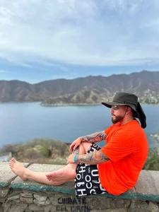 Ades_Lowe feet and beach Foto 3