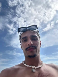 Axxel_Monroy Public slika