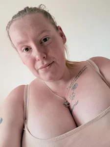 JizzyIzzy's XXX Nude Photo 4