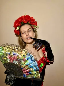 carmen de Selena_Sweetie  4 photos