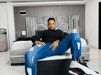 master_leather new, perfectly distressed jeans Hình
