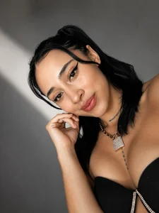 Ariana_colliinss 𝐴𝑟𝑖𝑎𝑛𝑎 🧛🏻‍♀💜🫀 Pic 2