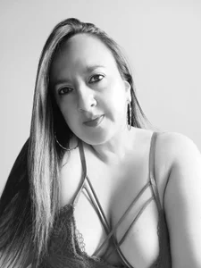 charlize_legs Public Pic 4