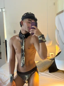 Mike_thomsonn a gay soldier? mmmm 🔥😈 รูป  2