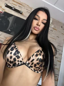 YasmineSly Public Pic 2