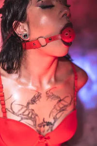 ZamabyCrucieのRed temptationの 3枚の写真