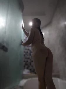 AllisonRoberts_“Between steam and desire… where each drop runs through my skin and awakens your imagination 💦”图片