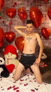 “Unwrap me slowly…” 🎁 de LucassSmith11  5 Imagens