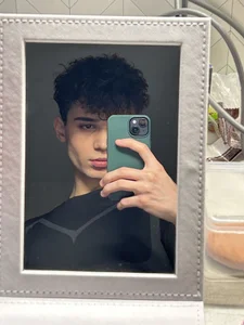 curly haired 🧑‍🦱 de nixyasebe  3 photos