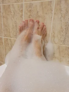 Feet in the bathtub od Chcitoodtebe  2 snímek