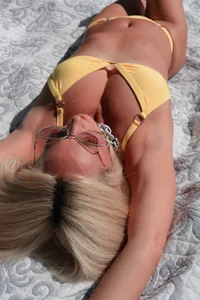 elza_mature picnic with a hot beauty зображення 8