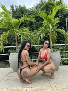ChloeandIsabella Pool Girls - {count, plural, one {תמונה אחת} two {שתי תמונות} many {# תמונות} other {# תמונות}}
