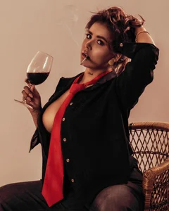 Annia-Greco I like the nights that invite you to stay a little longer🍷 Pic 6