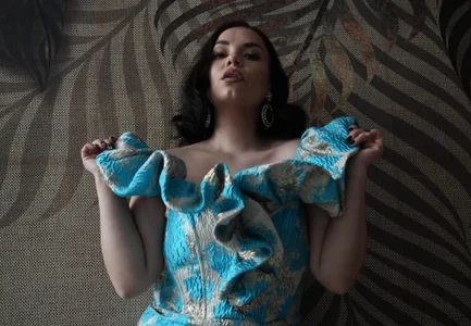 QueenAliceReign Velvet Voice Kuva