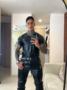 AdanReilly latex 사진