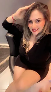 NaomyRivera Public  2টি ছবি