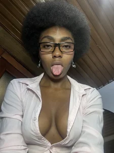 Good girl glasses, but you know...😈 de Asha_zuri69 Foto