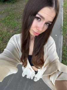 AnabelHun Exploring city streets with my furry friend Foto 5