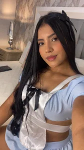 I'm your sassy Alice 🔥🩵 de zharia_lux_25  2 Imagens