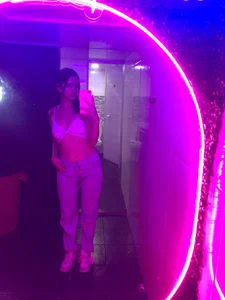 Good morning, my loves! 🌸 I’m ready to make this day all about us. I’ll be live Monday to Friday fr od MelodyMansson  5 snímek