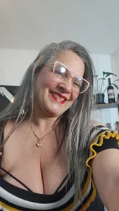 miisevvie_: Delicious mature 🔥😏 ( 5 фото)