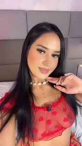 Emily_luveのLooks that reveal more than the skin 😈の 6枚の写真