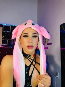 angelitasexxxhot: “Playful and sexy with my cute hat 💋🎩” ( 2 фото)