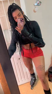 EmmaEbony_ My skates to discover the world😼💗 Foto