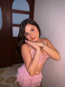 melaniebleke Pretty, playful and feeling myself today. 🩷😏🌷 Pic 4