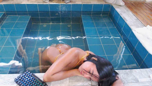 Hannahs_Napit IT'S ALWAYS GOOD TO COOL OFF IN SUMMER 🥵 Pic 3