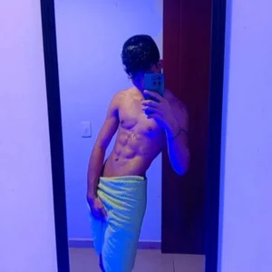 KamiSuarez Fuchsia Boy Immagine  8