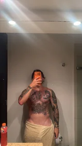 Ades_Lowe One pull on this towel and it’s all yours... 😈🚿 รูป 