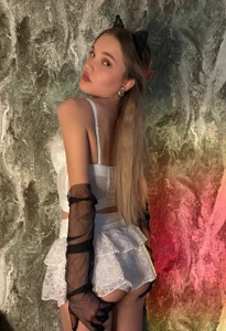 JulieLupo Shuttered Dreams Bilde