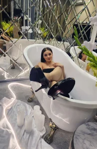 hot brunette od DianaHeath  7 snímek