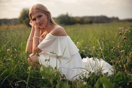 𝙳𝚒𝚟𝚊 𝚒𝚗 𝚝𝚑𝚎 𝚏𝚒𝚎𝚕𝚍 de 4example_Chloe  2 photos