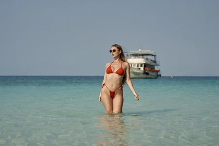 Malibu rescuer 😈 od CharlotteWells  4 snímek